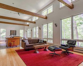 Steepletop: Nature Lover’s Paradise w/Rec Room - New Marlborough - Living room