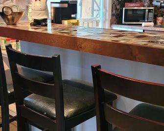 A cozy home for a cozy stay! Including Super fast unlimited wifi and comfy beds! - Anchorage - Bar