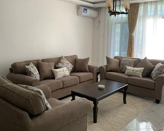 Heart of gold Kijani homes near malindi golf club - Malindi - Living room