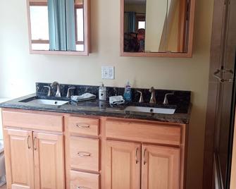 Berkshire Ashmere Lake lodging. Quiet room, Fantastic sunsets. - Hinsdale - Cocina