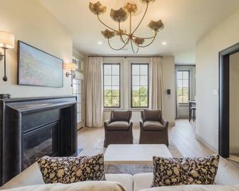 The Penrose Suites - St. Marys - Living room
