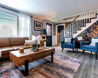 Brand New! Fire Pit & Grill, Movie Room, Workspace, A/C, Pets - Thomaston - Sala de estar