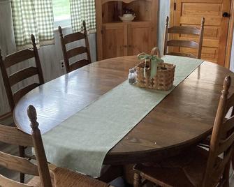 Farmhouse - in the country but close to everything. 4 bedrooms-Sleeps 10 - Independence - Dining room