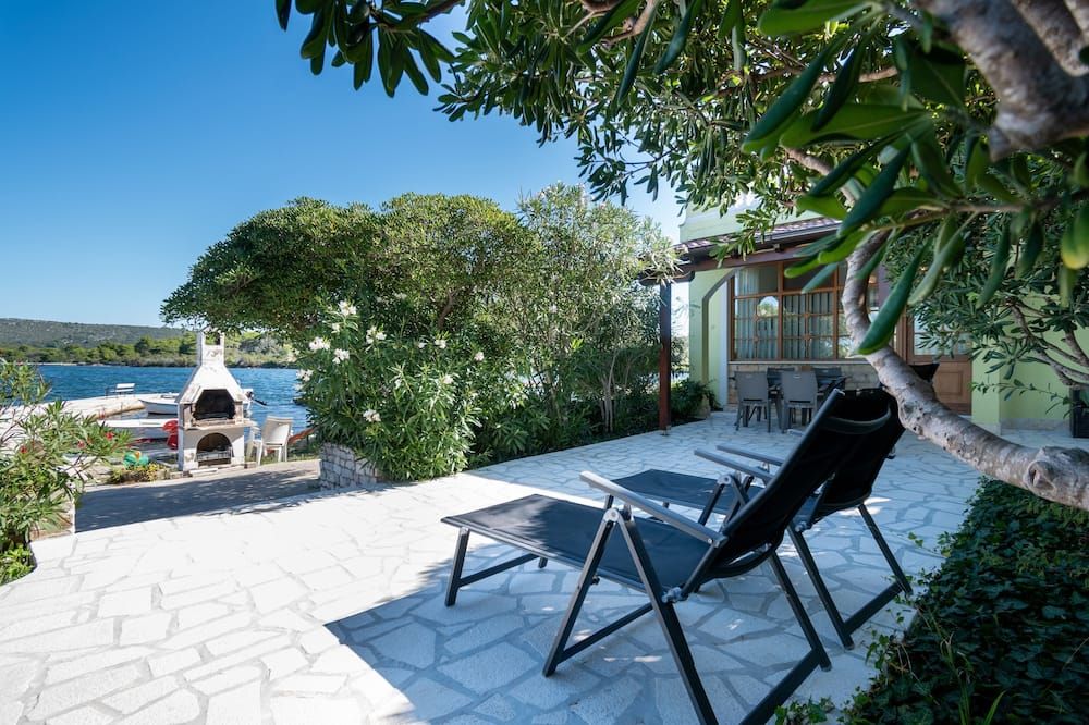 Two bedroom apartment near beach Veli Rat, Dugi otok (A-438-a) - Veli Rat - شرفة مرصوفة