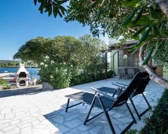 Two bedroom apartment near beach Veli Rat, Dugi otok (A-438-a) - Veli Rat - شرفة مرصوفة