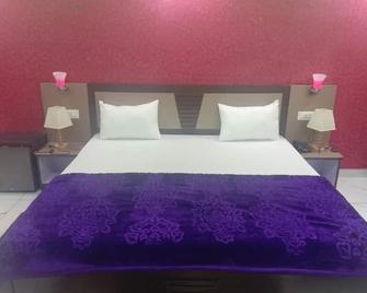 Hotek Aarti Inn - Ballia - Bedroom