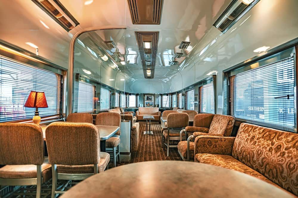 Enjoy a Night at the Galveston Museum aboard the Historic Bonnie Brook Rail Car - גאלבסטון - טרקלין