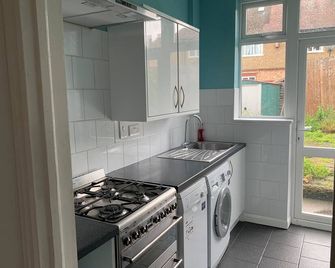 Marble Apartments Tooting House - London - Kitchen