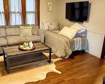 1-4 Guests, 1 Bath Farm Stay at a Pygmy Goat Farm in Byron Center, Michigan - Byron Center - Sala de estar