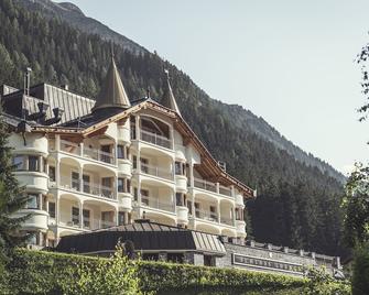 Schlosshotel Ischgl - Ischgl - Building