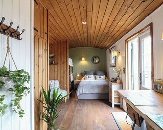 THE HERON, pet friendly, with hot tub in Bottisham - Cambridge - Bedroom