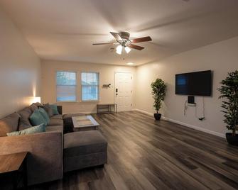 Spacious home with WiFi/AC - Temple - Living room
