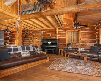 A True Logger's Cabin in Prattville - Prattville - Living room