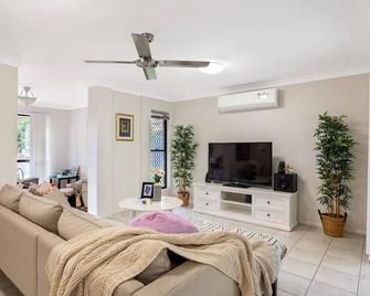 Peaceful Family Entertained house at Parkinson - Browns Plains - Living room