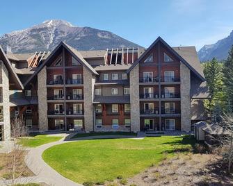 Paradise Resort Vacations - Canmore - Building