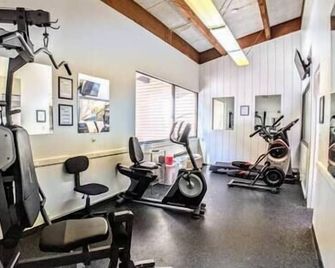 Cute Lower Level Cedar Lodge Room with Balcony & Lake Views! - Laconia - Gym