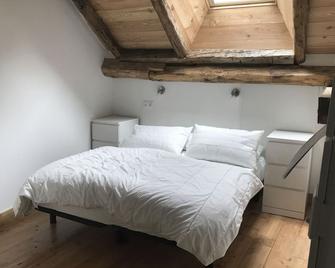 Renovated attic room in an old house in Vallouise - Vallouise-Pelvoux - Bedroom