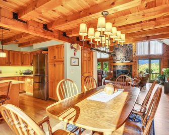 Secluded 4-bedroom Log Cabin with Mt. Monadnock views. with AC - Jaffrey - Comedor