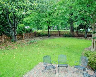 Ashford Inn - Clinton - Patio