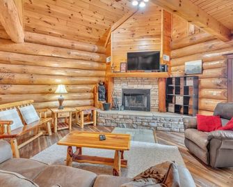 Sky Views - Gatlinburg - Living room