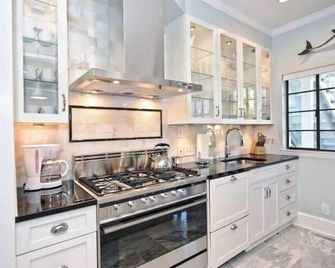 Relax or Entertain in Luxurious 2BR with Patio - Charlotte - Cocina