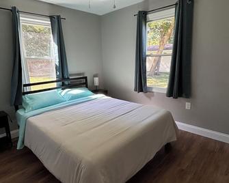 Private home, large yard, easy and close access to two major interstates - Mentor - Bedroom