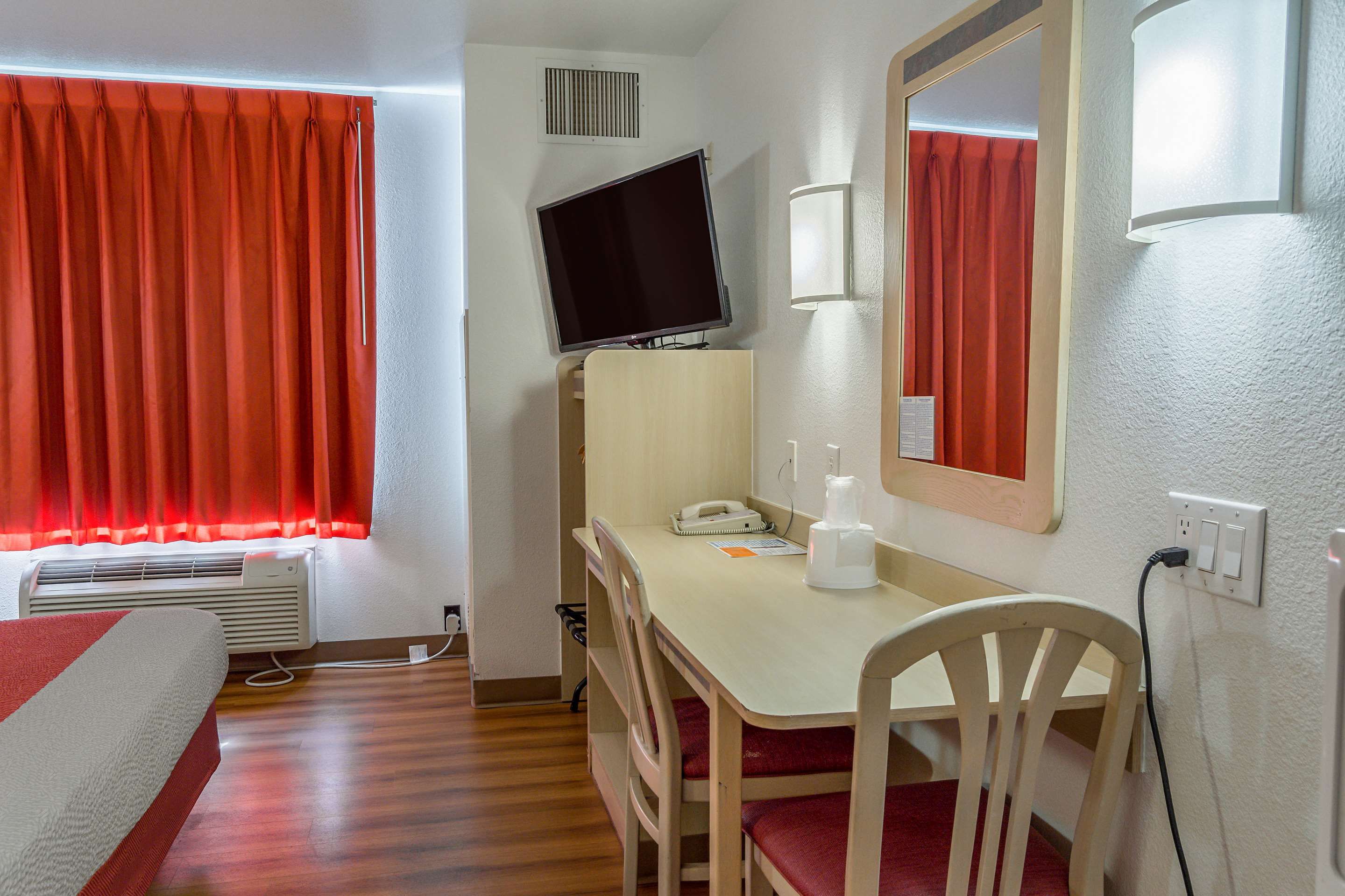 Motel 6 Redmond