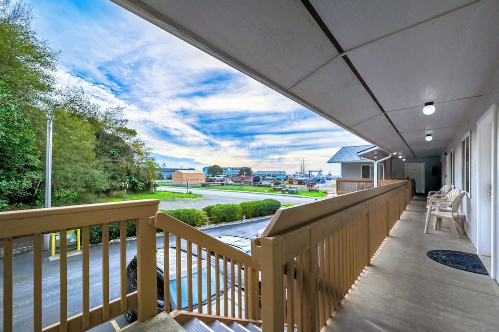 Ocean Suites Motel - Brookings - Balkón