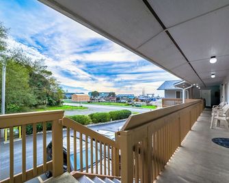 Ocean Suites Motel - Brookings - Balkón