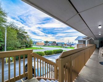 Ocean Suites Motel - Brookings - Balkón