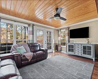 Perfect lakefront house in quite cove! Walking distance to Mt Lake Marina. br - Rocky Top - Sala de estar