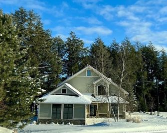 Luxury on the 3L chain sleeps 8+ at the Northernaire Resort's Premier Unit! - Three Lakes - Building