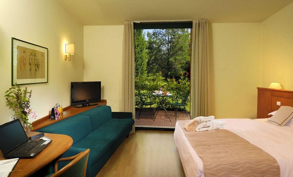 Phi Hotel Emilia thumbnail 3