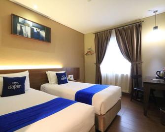 Dafam Hotel Cilacap - Cilacap - Camera da letto