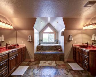 Gorgeous 5-Star Chalet Mid-way Between Bryce & Zion - Read our reviews! - Alton - Cocina