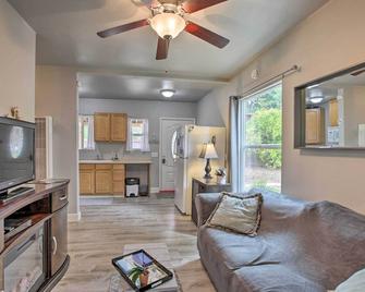 Cozy Abode with Patio, 16 Mi to San Luis Obispo - Atascadero - Living room