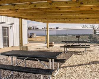 Spencer Inn & Suites - Spencer - Patio