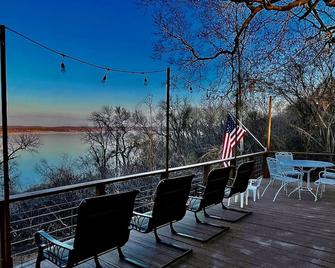 Lake View cottage, secluded, quiet, total remodel, 3 king beds - Wagoner - Balcony