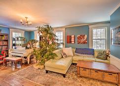 Vintage Farmhouse: Near Sunday River Ski Slopes! - Rumford - Wohnzimmer