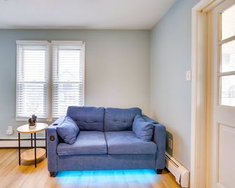 Centrally Located Ocean City Apt Less Than 1 Mi to Beaches - Ocean City - Living room