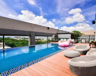 Tsun Huang Hotel - צ'יאי - בריכה