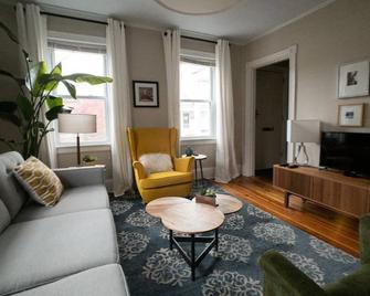Entire Two Bedroom Apartment in East Providence - East Providence - Living room