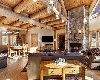 Ultimate Adirondack Getaway ~ Private Pool and Hot Tub! - Warrensburg - Sala de estar