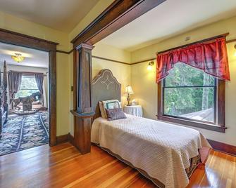 Historic Auburn House on 37 Acres with Private Lake! - Auburn - Bedroom
