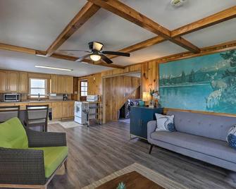 Charming Oceanfront Home on Salisbury Beach - Salisbury - Living room