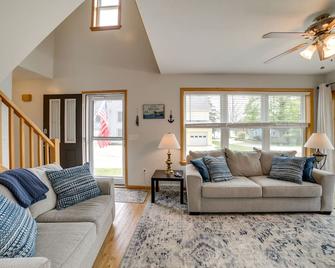 Cottage in Edinboro Walk to Pat Crawford Beach! - Edinboro - Living room