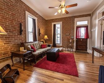 Honan House- Close to it All! Adorable in Town Home! - Salida - Living room
