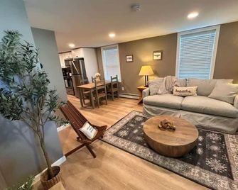 The Lobster Trap - Walk to Hampton & Seabrook Beach - Seabrook - Living room