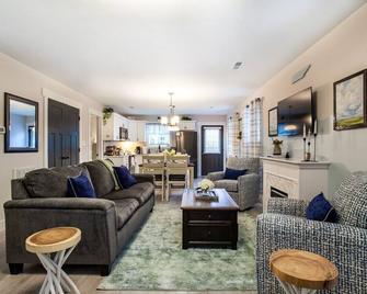 Blue Valley Inn - Hot Tub & Spacious Play Area! - Knoxville - Living room