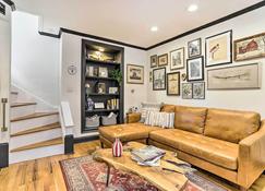 Historic Home with Garden Walk to Center City! - Philadelphia - Living room